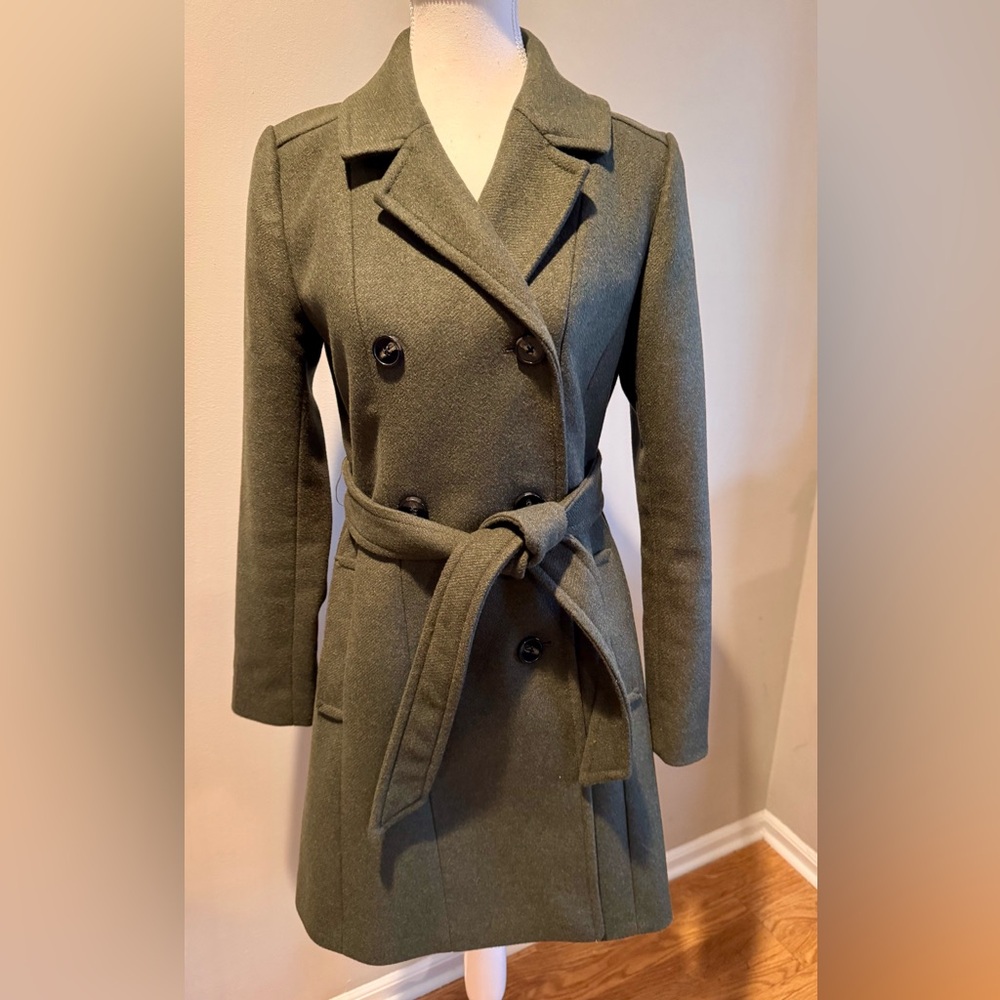Express, Olive Double-Breasted Belted Coat, like-new condition, sleek & stylish!